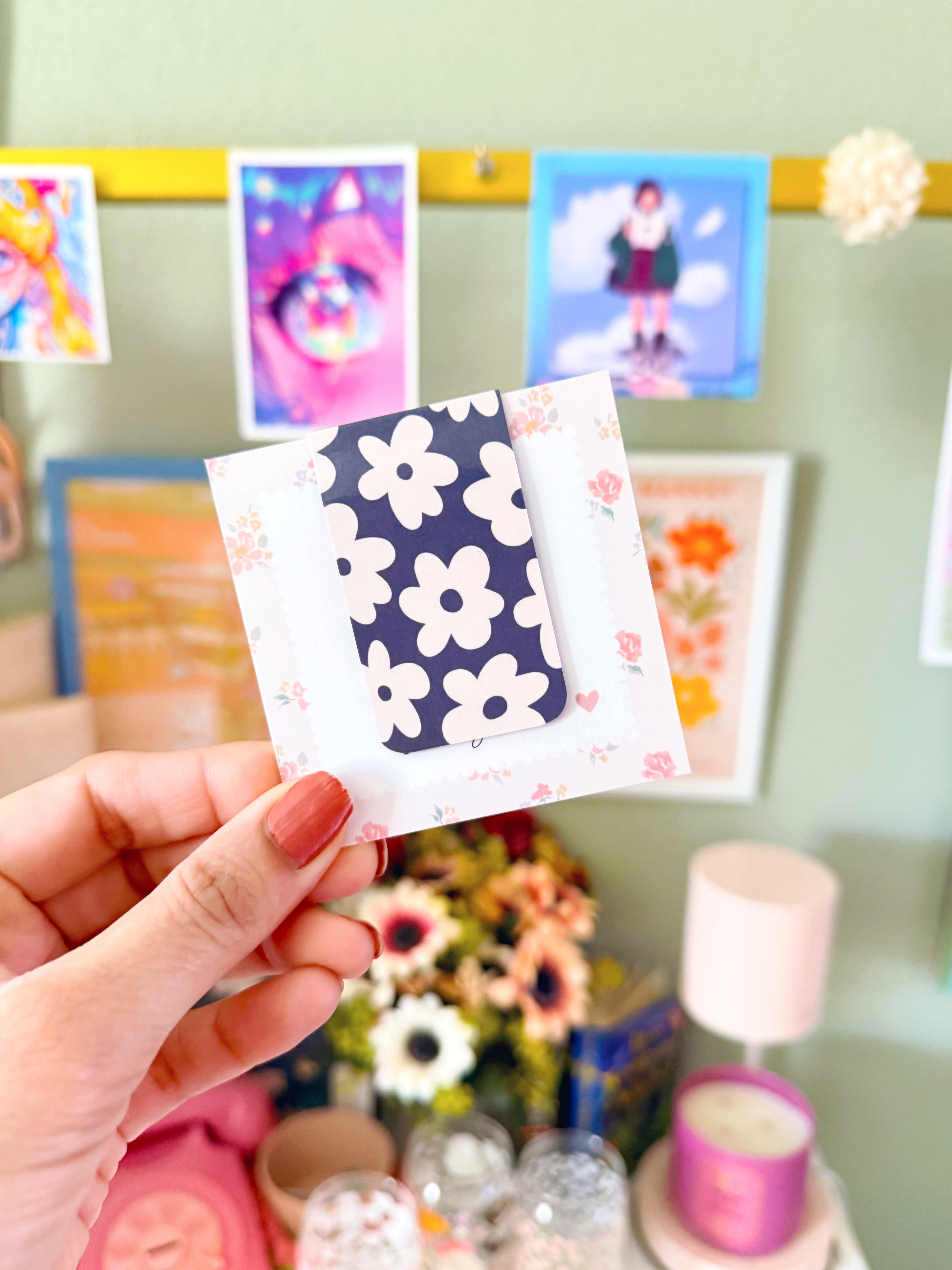 Black and Cream Daisy Magnetic Bookmark